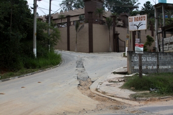 Obra da Sabesp danifica asfalto recém colocado pela Prefeitura