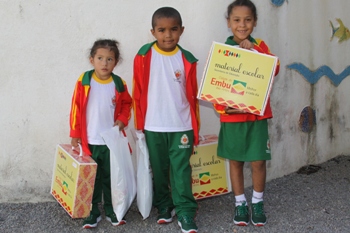 Prefeitura inicia a entrega de kits de material escolar, uniformes com tênis  e meias e kit creche
