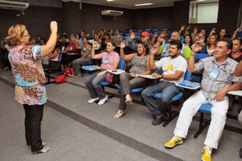 Prefeitura promove aula de libras para funcionários