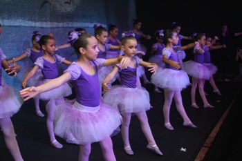 Balé, teatro e música marcam primeira noite de apresentações dos Núcleos de Cultura