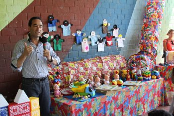 Prefeito oficializa entrega de brinquedos na rede municipal