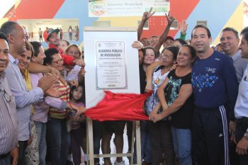 Prefeito entrega duas academias de musculação