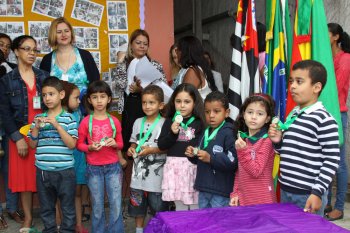 Estudantes recebem medalhas das Olimpíadas Literárias