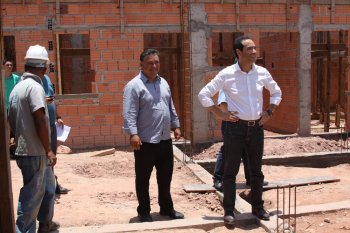 Prefeito vistoria obras com equipe técnica