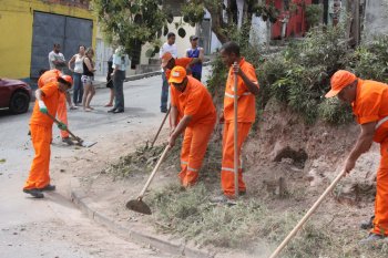 Prefeitura limpa ruas e bueiros do Jd. Tomé