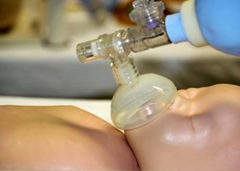 Enfermeiras recebem capacitação para realizar reanimação neonatal