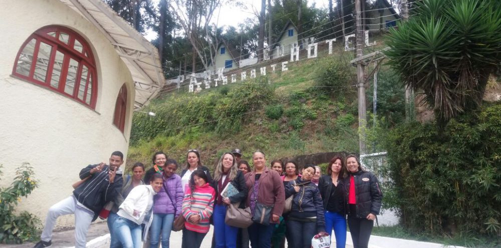 Aula prática do curso de qualificação profissional de camareiro(a)