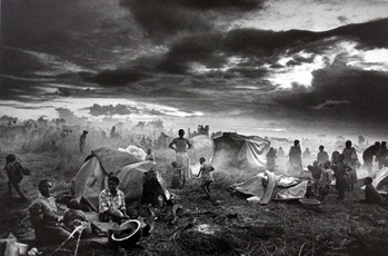 Exposição de Sebastião Salgado é aberta em Embu das Artes