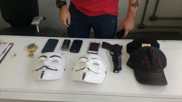 GCM prende suspeitos com arma falsa e máscaras
