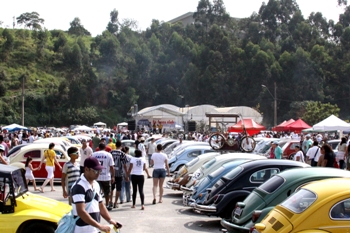 Exposição de carros reúne 450 Fuscas e público de 5 mil