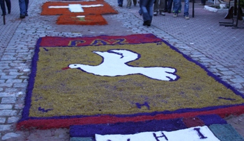 Corpus Christi com tapetes feitos pela população