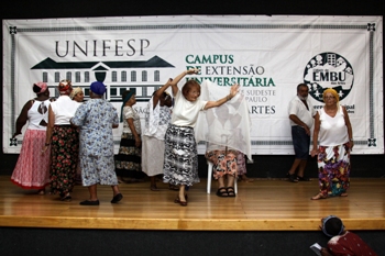 Apresentação teatral de formandos da UATI