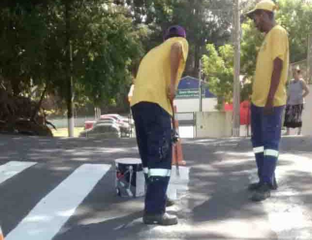 Prefeitura pinta faixas de travessia de pedestres próximas a escolas