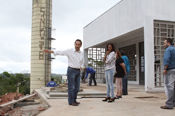 Prefeito vistoria obra do posto de saúde no Jd. Silvia