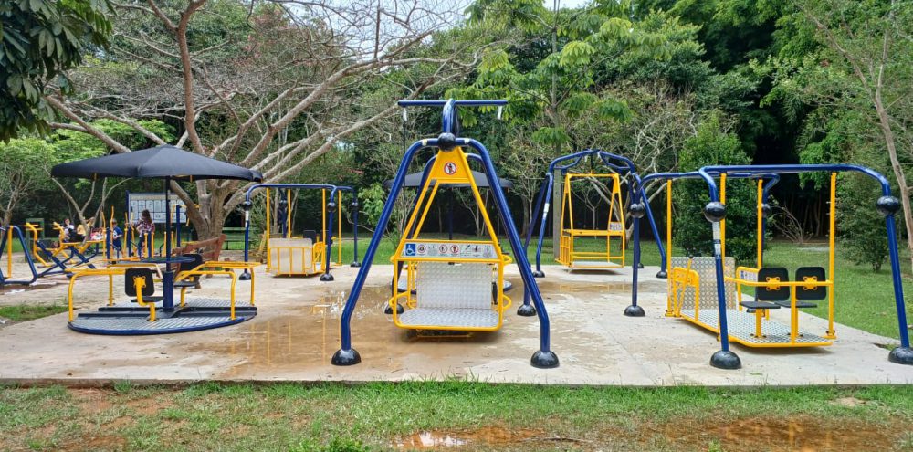 Embu das Artes recebe veículo e playground adaptados para pessoas com deficiência