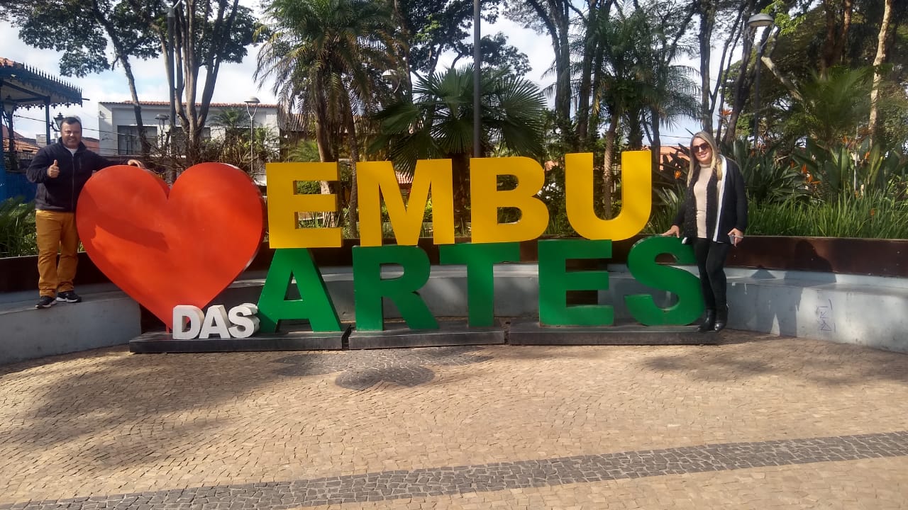 Casal gaúcho que viaja pelo Brasil visita Embu das Artes