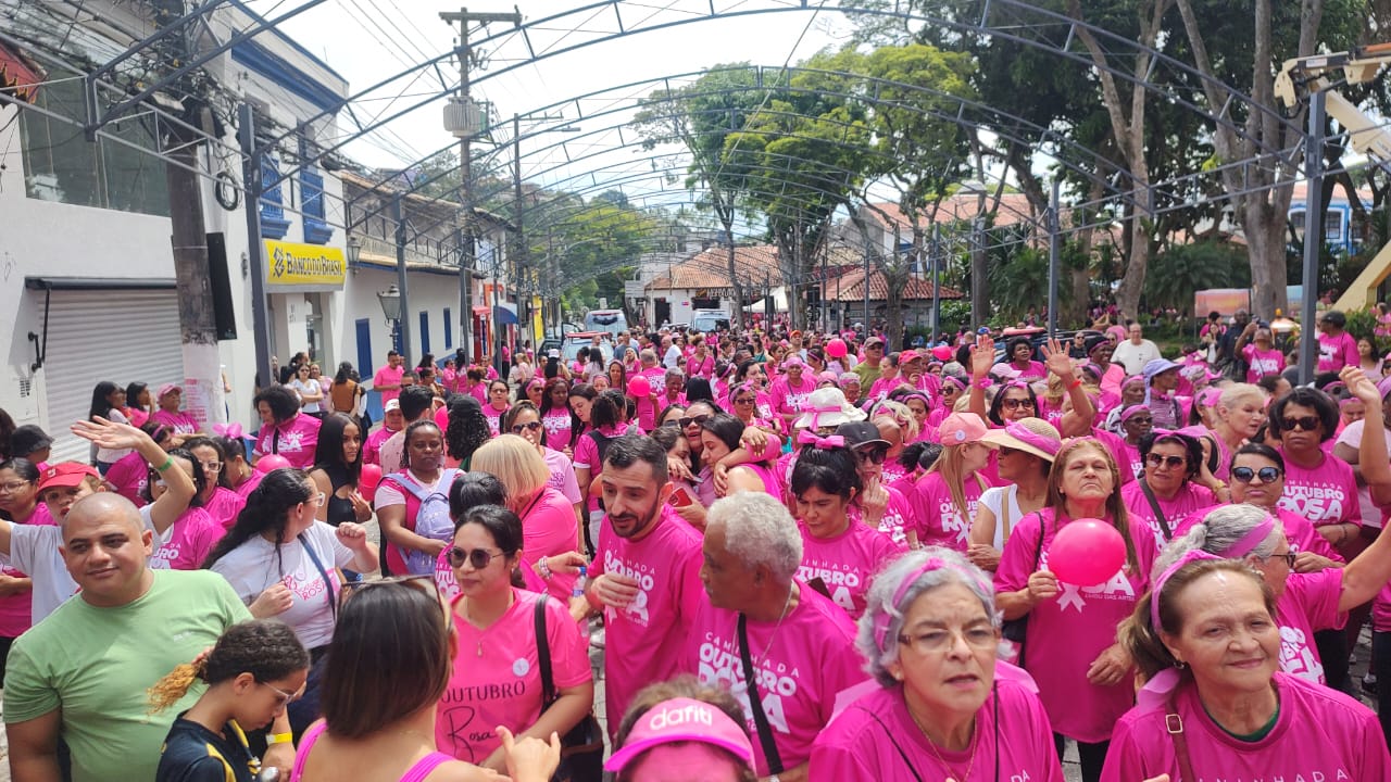 Caminhada do Outubro Rosa reúne mais de 1.500 pessoas