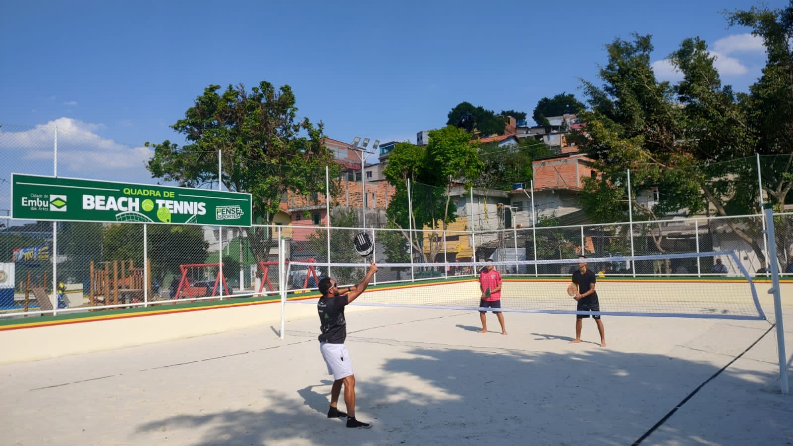 Primeira quadra pública de Beach Tennis da cidade é entregue à população
