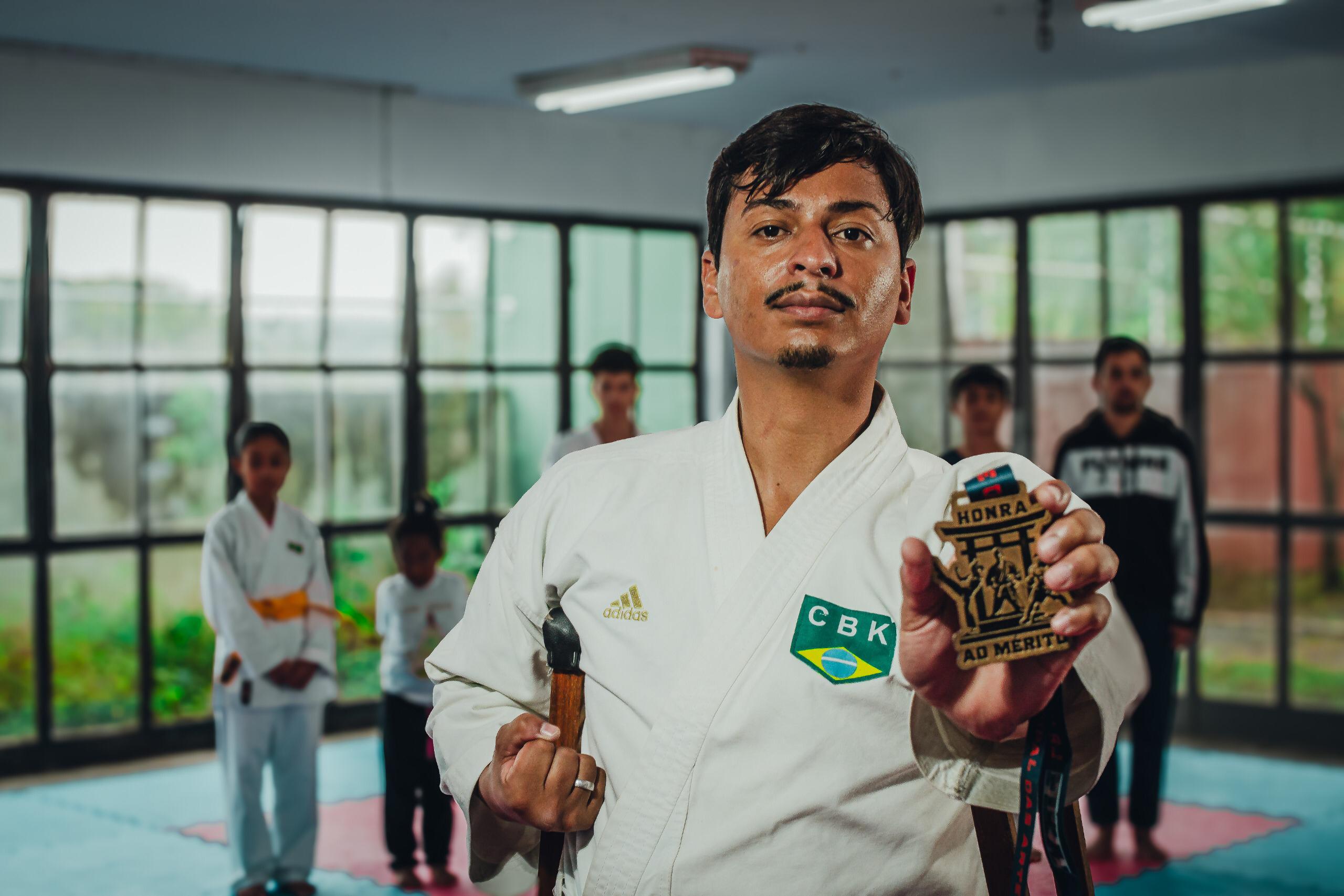 Paratleta embuense recebe o ouro em campeonato carioca