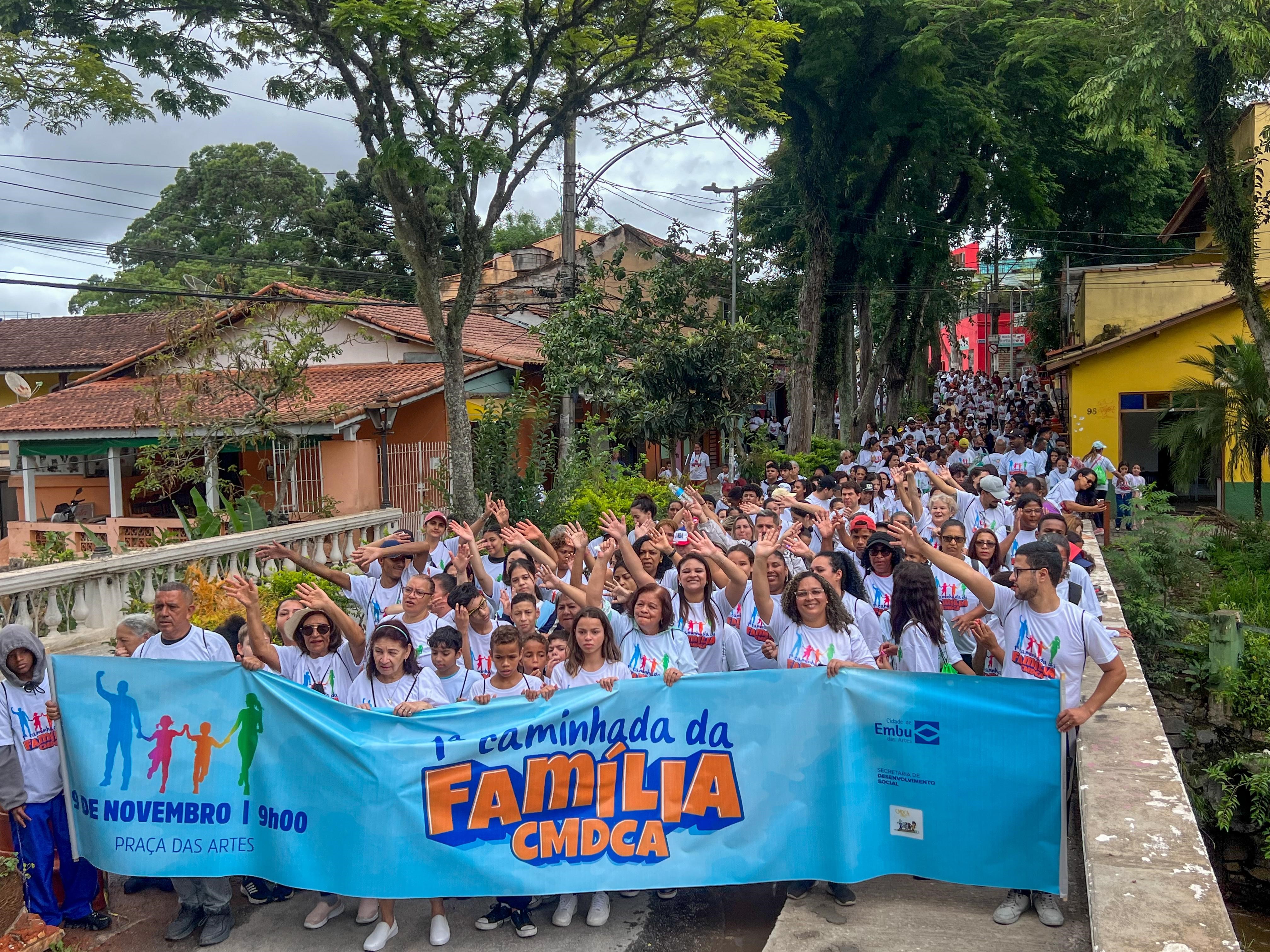 Mais de 800 pessoas participam da  “1ª Caminhada da Família CMDCA”