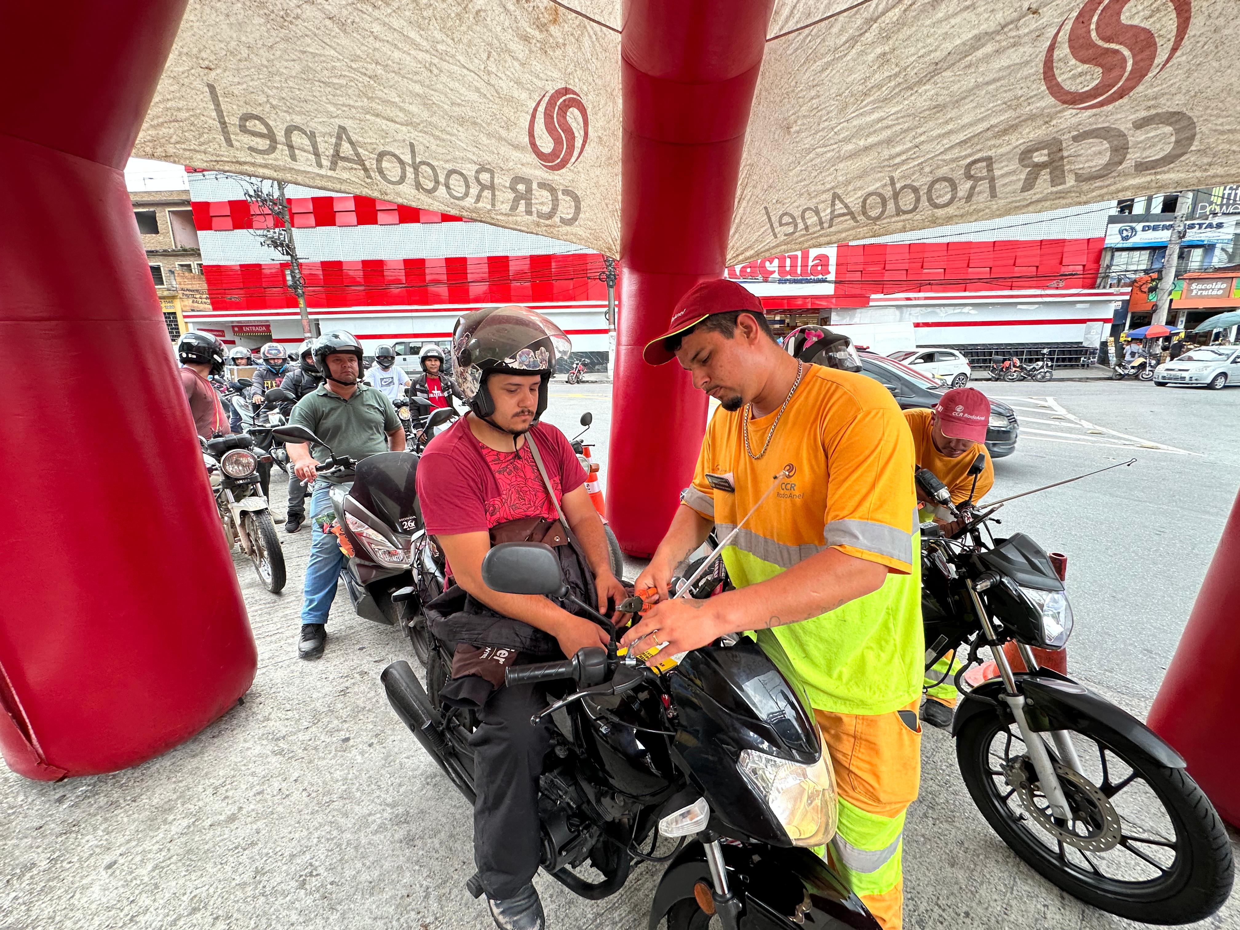 Motociclistas recebem antenas "corta-pipa"